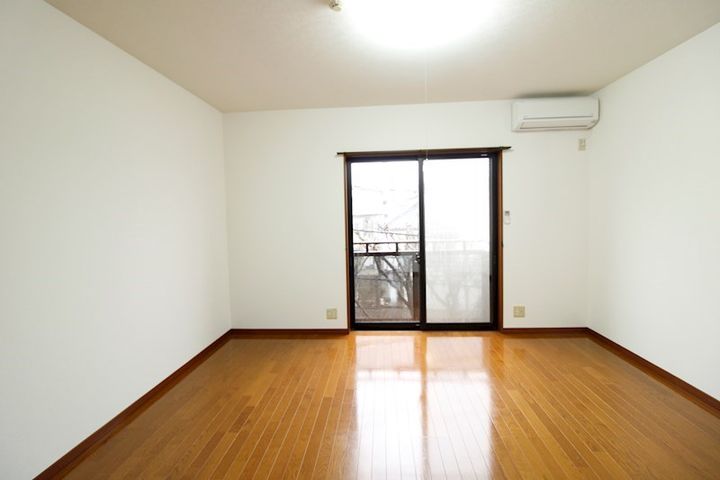 サンシャイン山手の居間