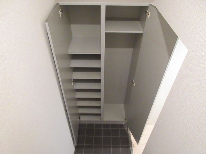 シャトレ上新庄の玄関