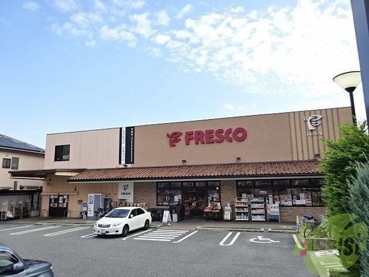 プロスエイトの周辺