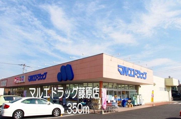 ラ・ヴィ・エゼBの周辺