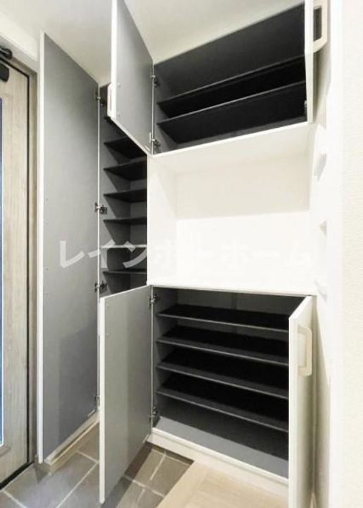 メゾン プリバーダの玄関