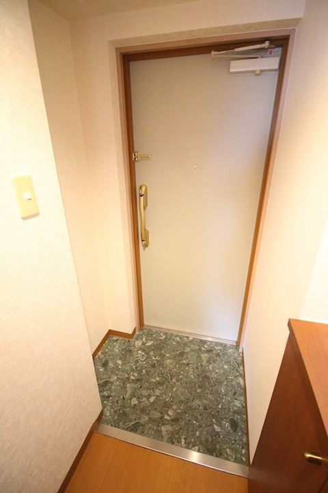 ウィングス片野Iの玄関