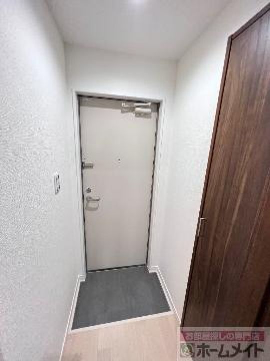 アッシュメゾン花園町IIIの玄関