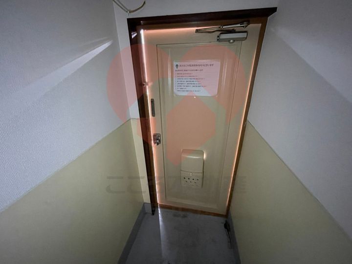 日高マンションの玄関