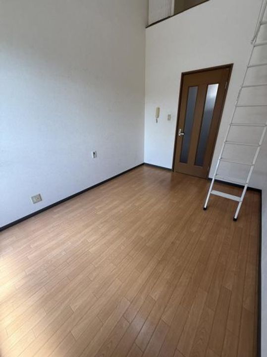 大阪府寝屋川市池田1の賃貸アパートの居間