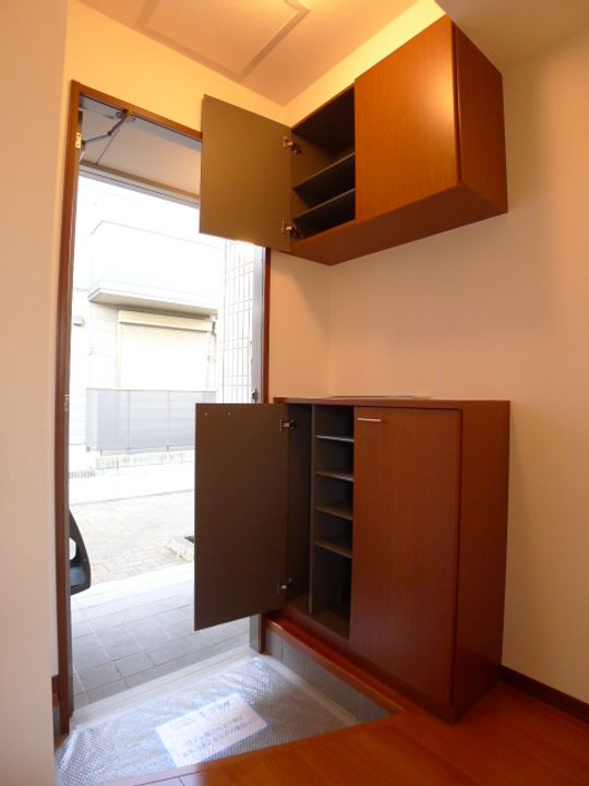 メゾン・ド・ボヌゥール Aの玄関