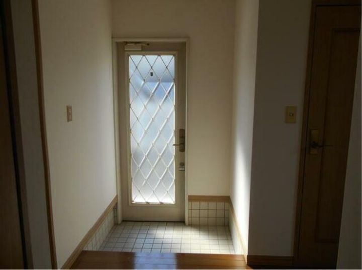 神奈川県藤沢市鵠沼松が岡4(一戸建)の賃貸物件の玄関