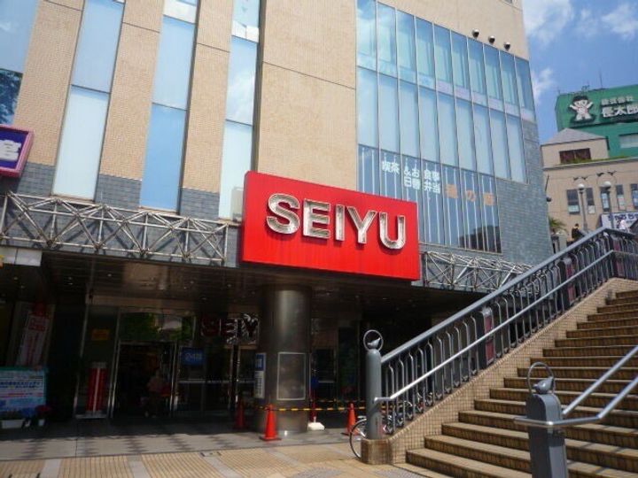 コリーヌ・Fの周辺