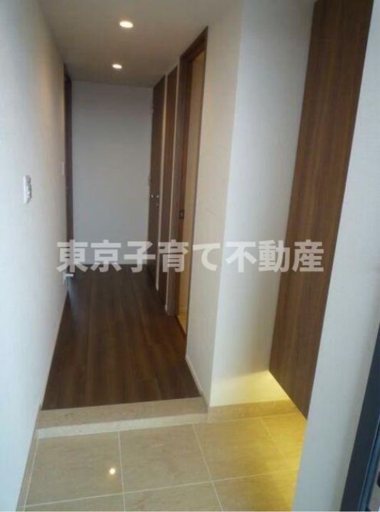 メゾンカルム本郷の玄関