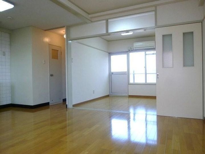 清和マンションの居間