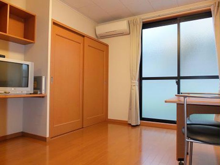 レオパレス日の出の居間