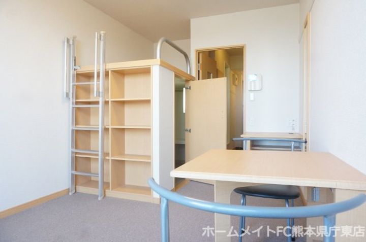 ピカソ出仲間の内装