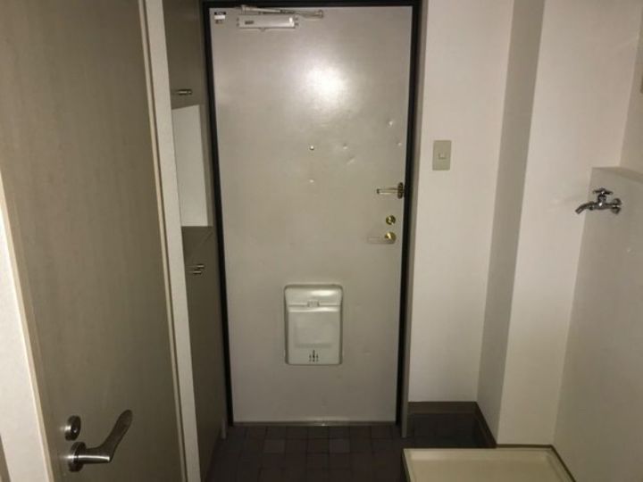 グランドール弐番館の玄関