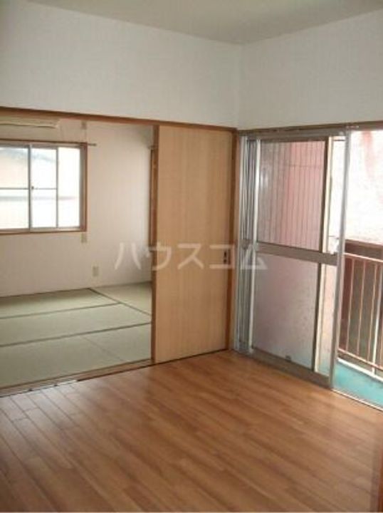丸富アパートの居間