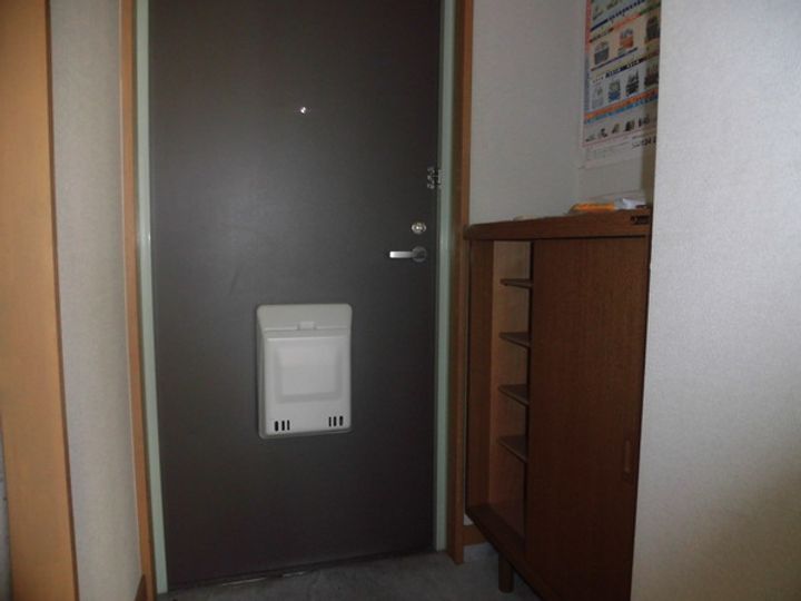 コーポすかいらーくの玄関
