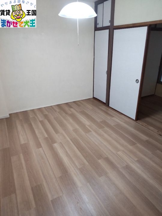 葉山ビルの居間