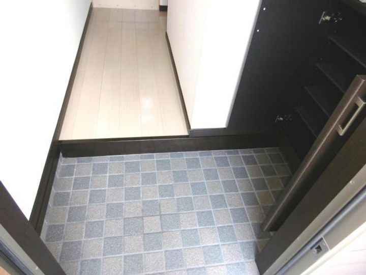 三重県鈴鹿市高岡台2(一戸建)の賃貸物件の玄関