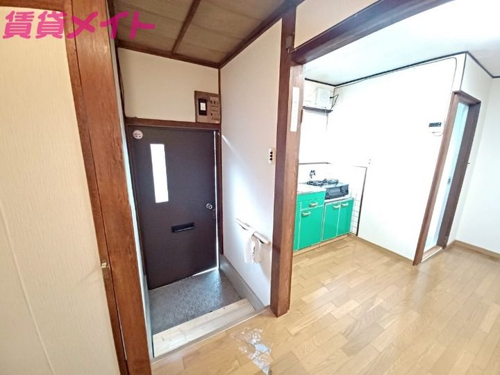 松岡田端アパートの玄関