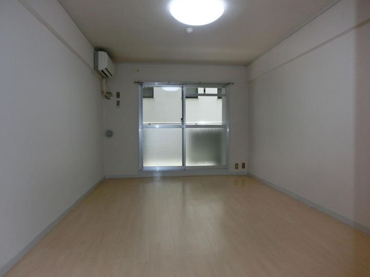 ハイネス横川の居間