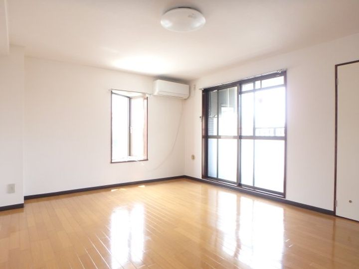 グラードビュウ百合丘の居間