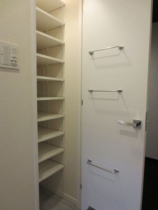 アクサス東十条アジールコートの玄関
