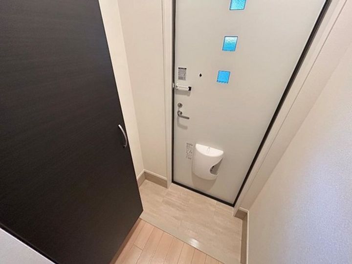 アリエス西条の玄関