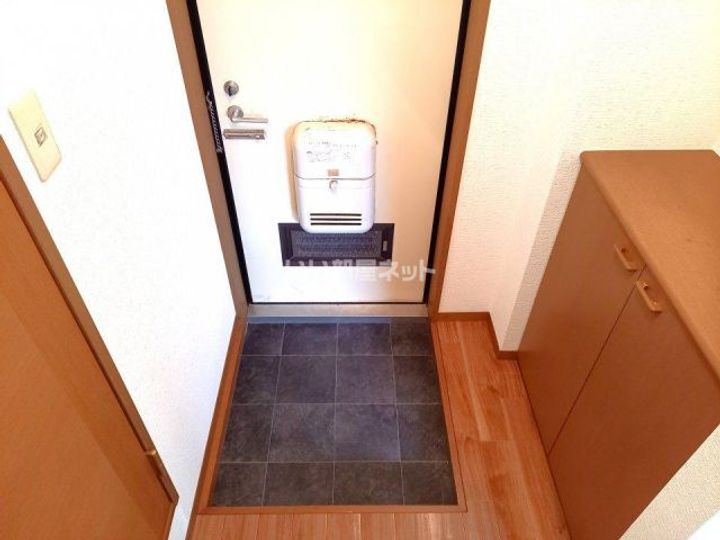 和歌山県和歌山市鳴神(アパート)の賃貸物件の玄関