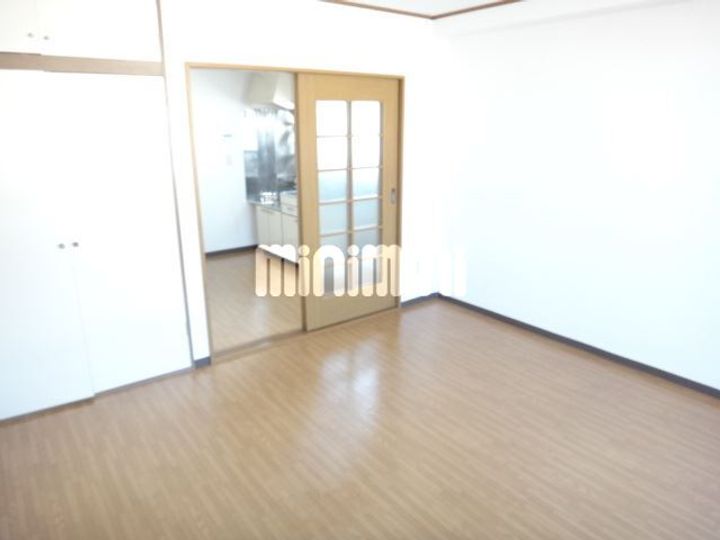 清水ビルの居間