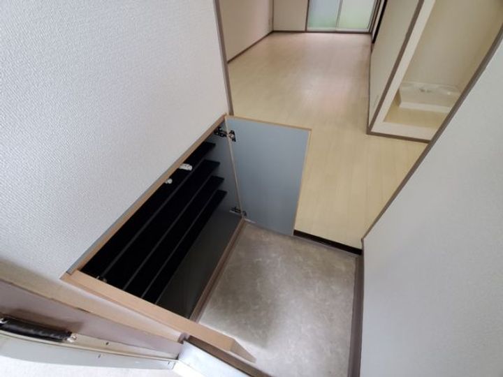 大阪府高槻市真上町2(アパート)の賃貸物件の玄関