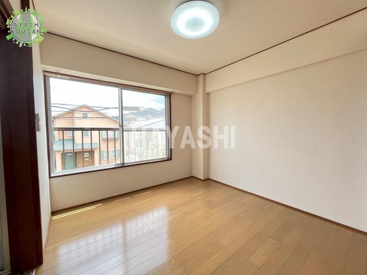 丸栄ビルの居間