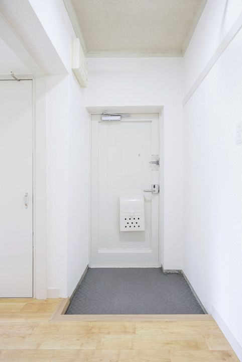 UR鶴山台の玄関