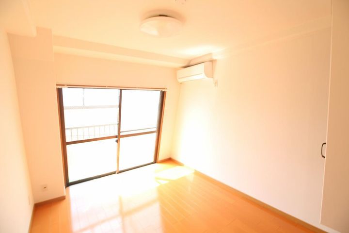 新松下ビルの居間
