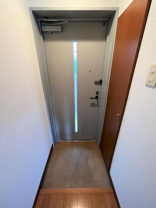 レジェンダ泉中央の玄関