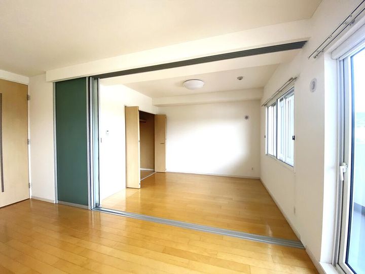 メープル川沿の内装