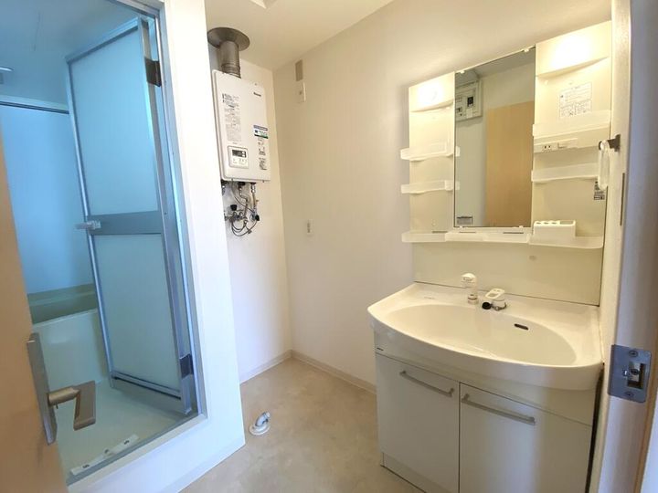 メープル川沿の内装