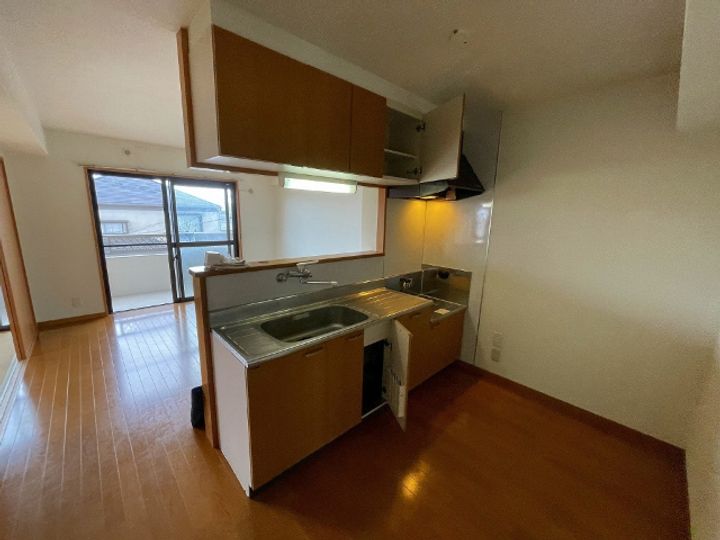 シャトー建川の居間