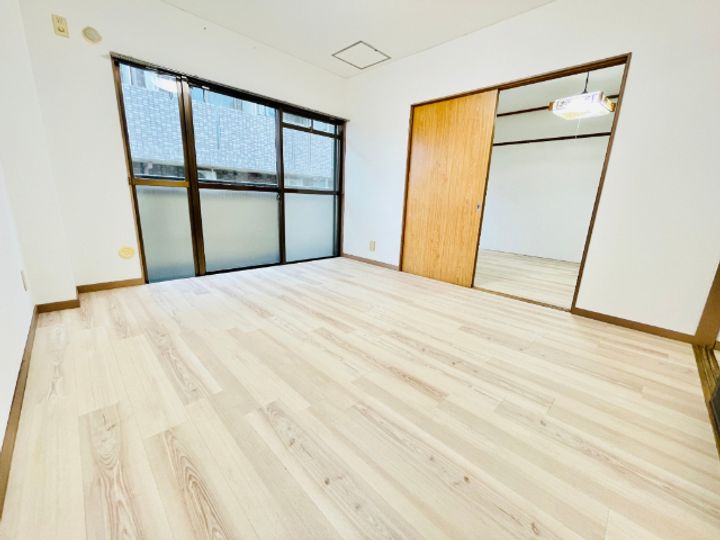 安井ビルの居間
