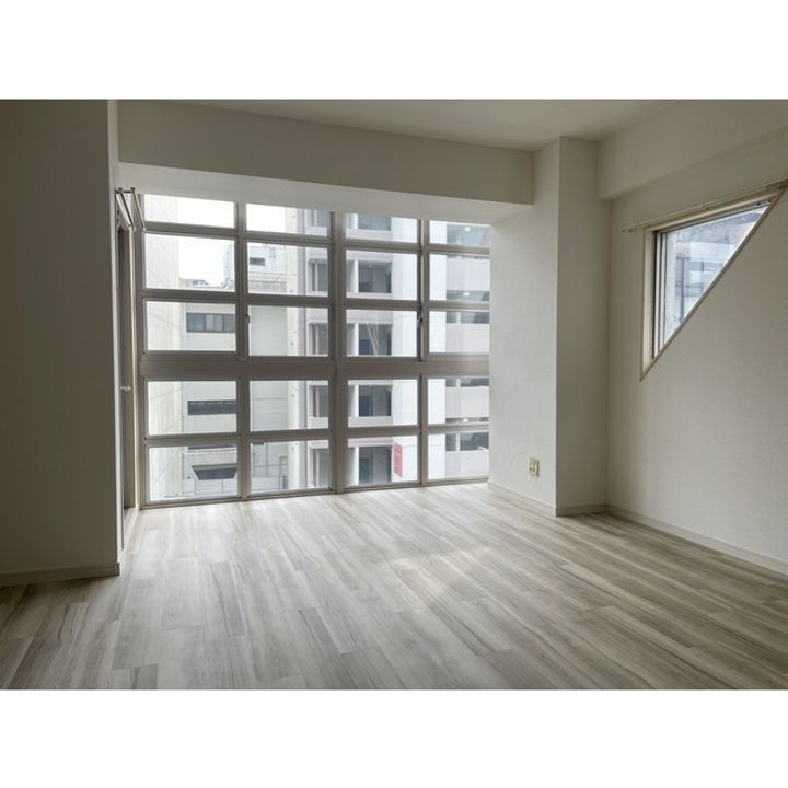 夢飾人ビルの居間