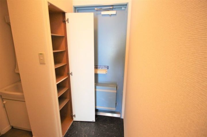レオパレスシャルマンIIの玄関