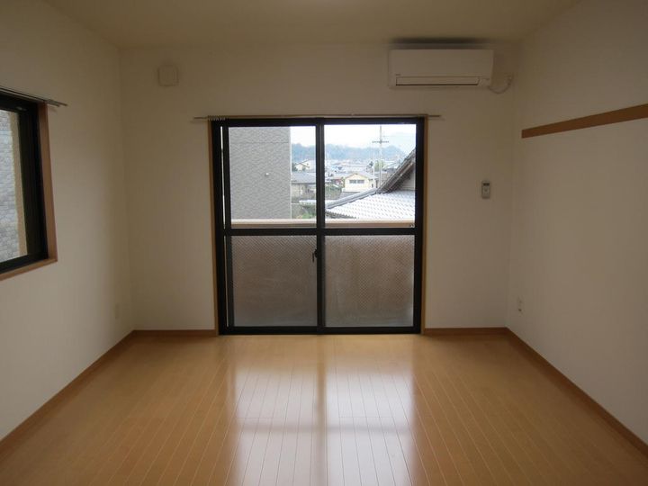 愛媛県伊予郡砥部町高尾田(マンション)の賃貸物件の居間