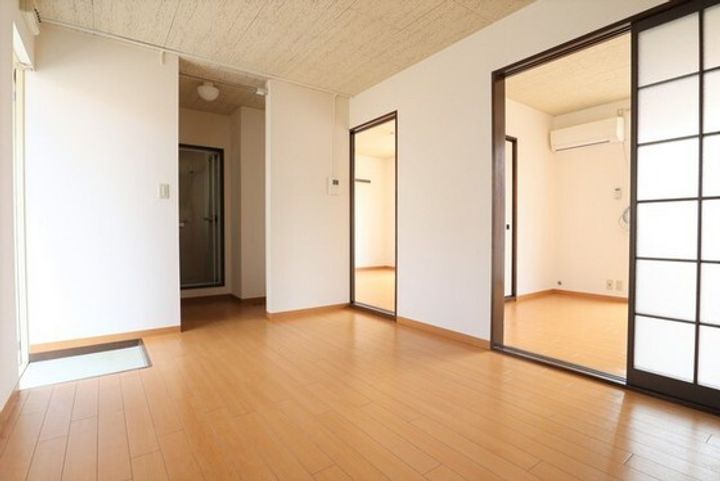 シャトル日和屋の内装