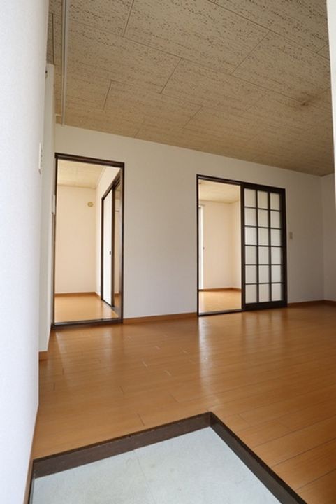 シャトル日和屋の玄関