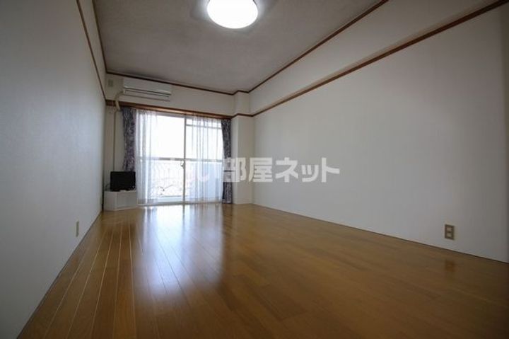 クレセントヴィラ愛信IIの居間