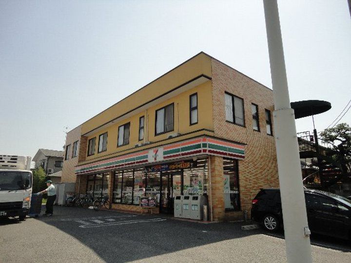 アンブラッセIIの周辺