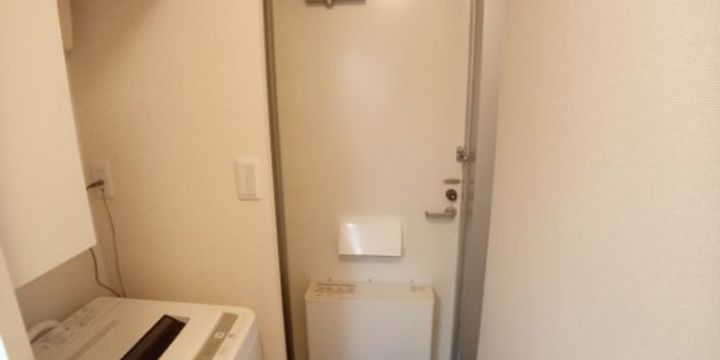 レオパレスプランティン美吉野の玄関
