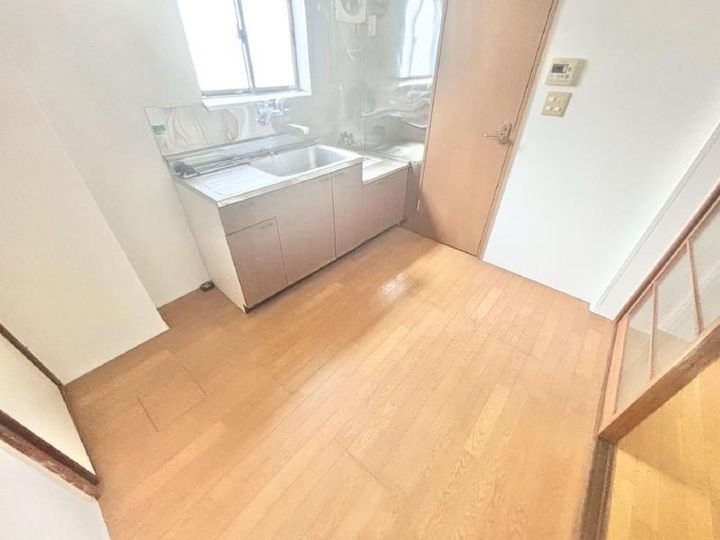 大場ビルの居間