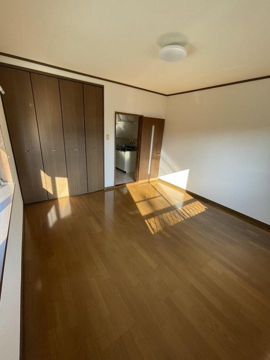 メゾンメイプル美術館前の居間