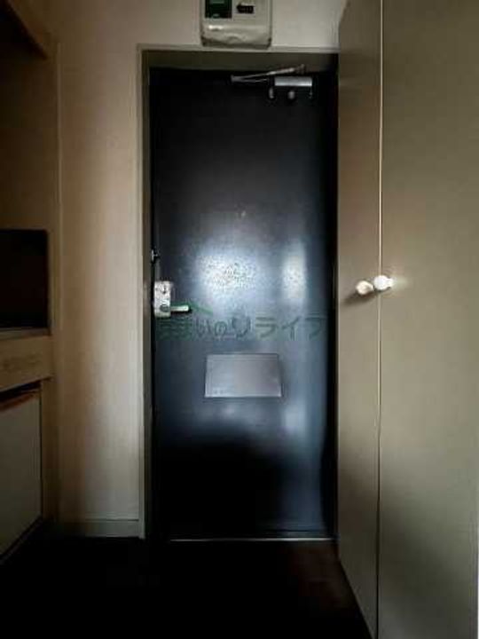 レオパレス三軒茶屋 A棟の玄関
