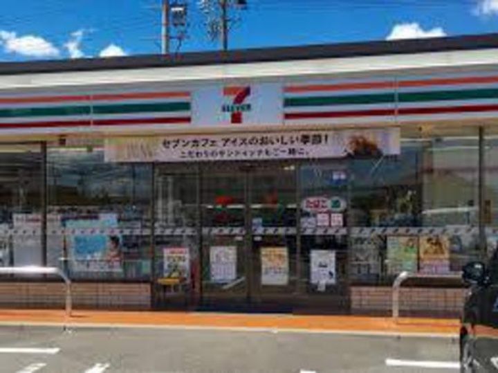 サニー伊吹の周辺