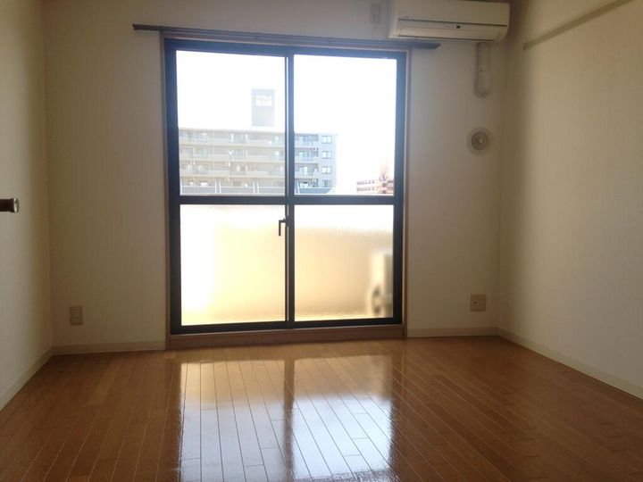 正栄ビル西公園の居間